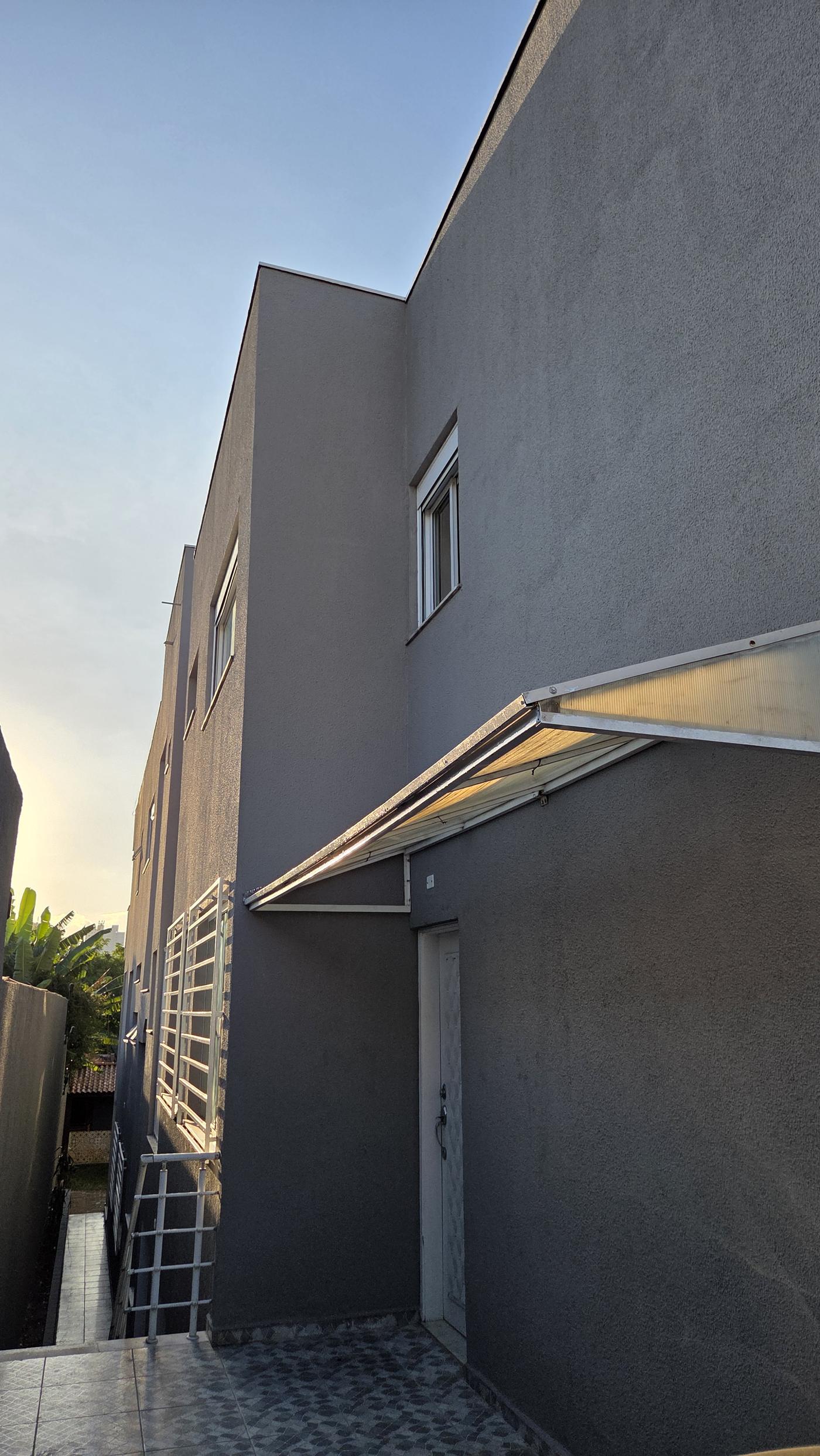 Fachada de vidro com abertura zenital — casa triplex à venda no Ipiranga, São Paulo