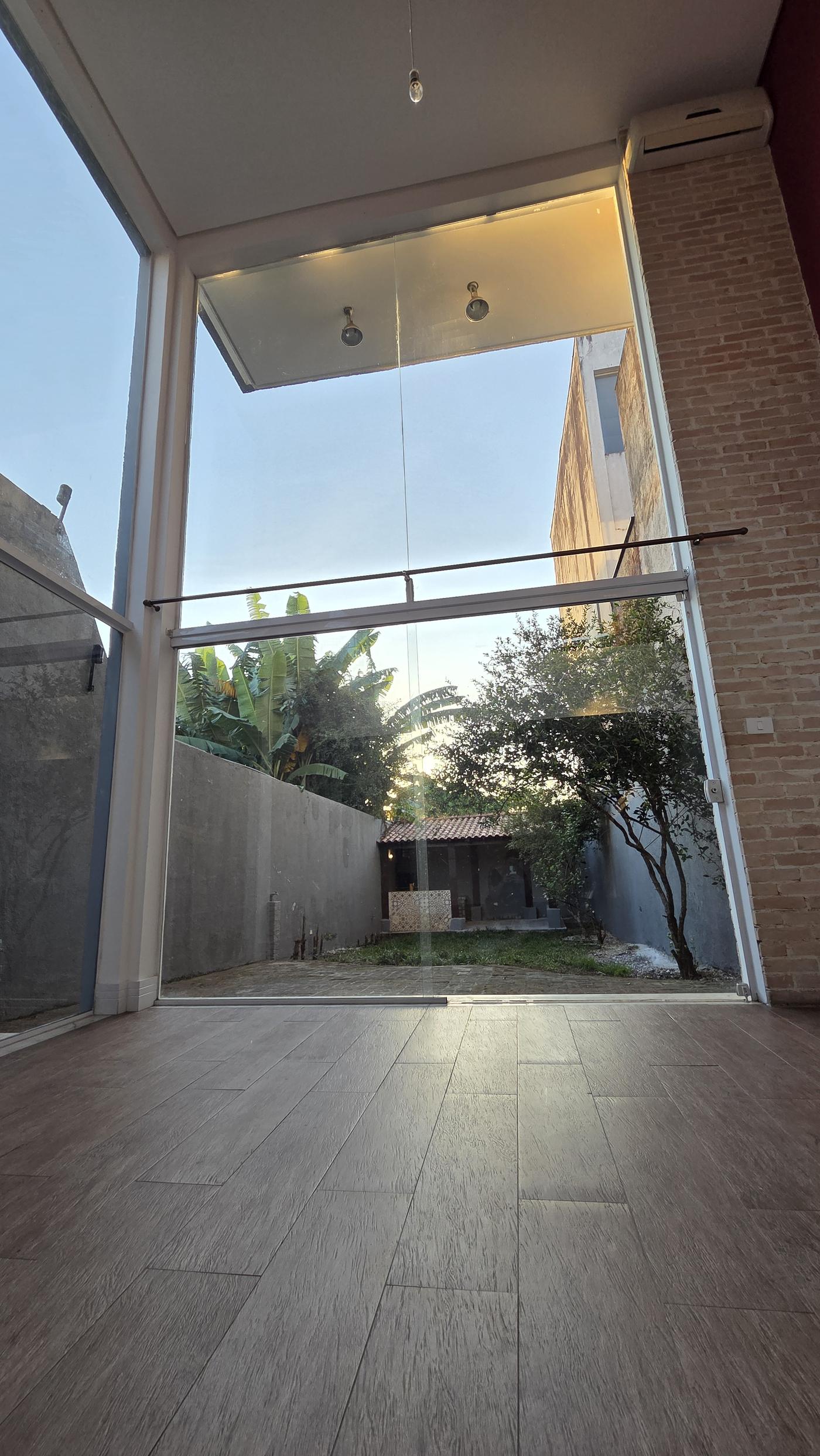 Portas de vidro do piso ao teto abrindo para o jardim — casa à venda no Ipiranga