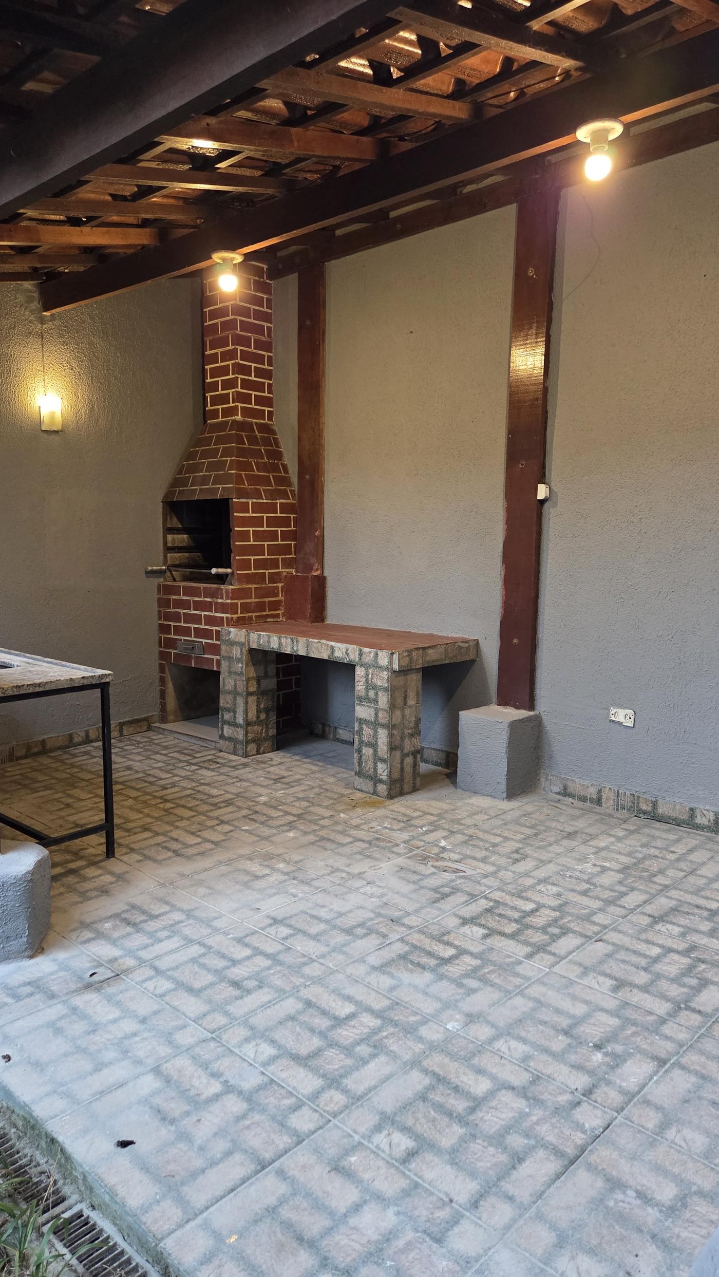 Quintal com churrasqueira de alvenaria — garden privativo da casa no Ipiranga