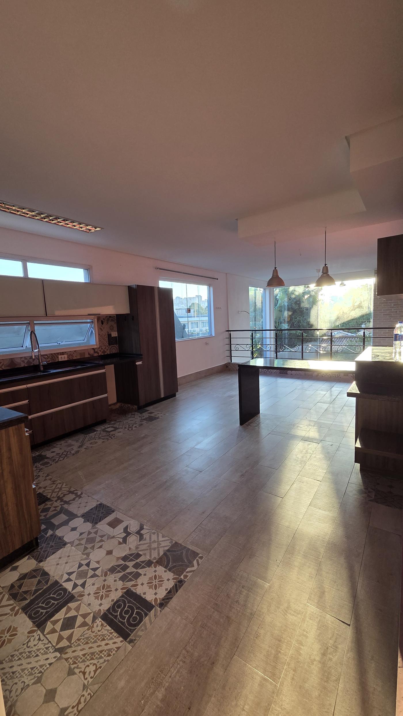 Cozinha gourmet com ilha em granito e armários planejados em nogal — casa à venda no Ipiranga