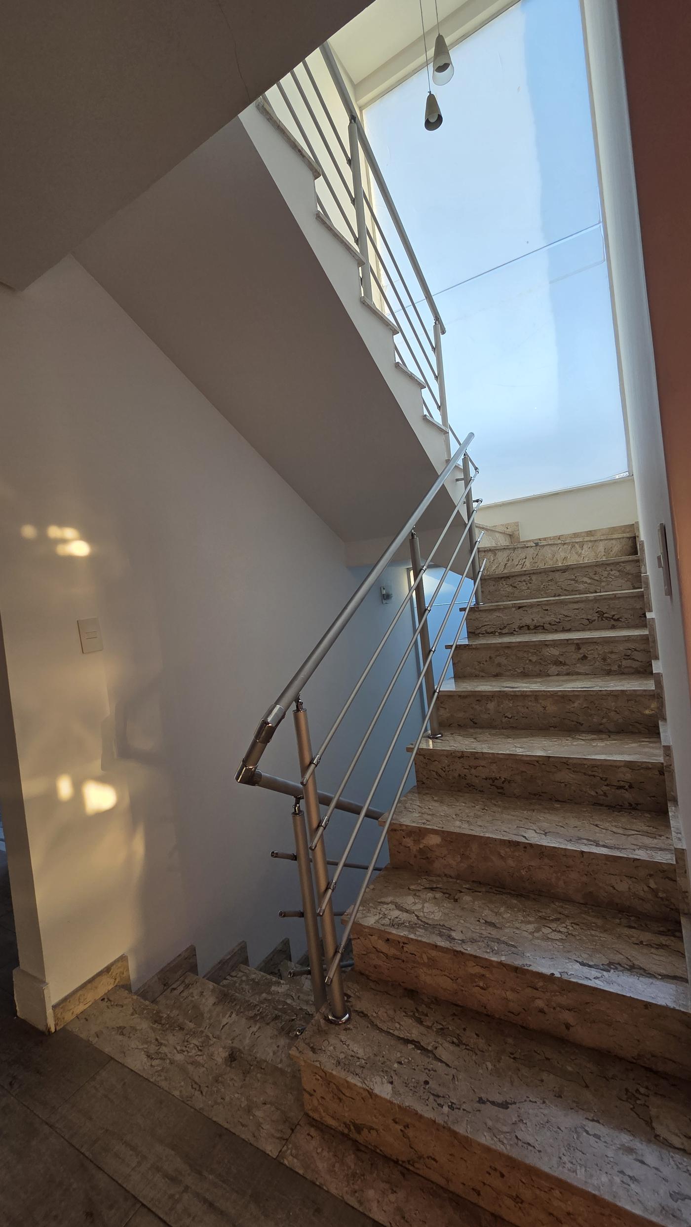 Escadaria de mármore com clarabóia natural — casa triplex Rua Oliveira Melo, Ipiranga