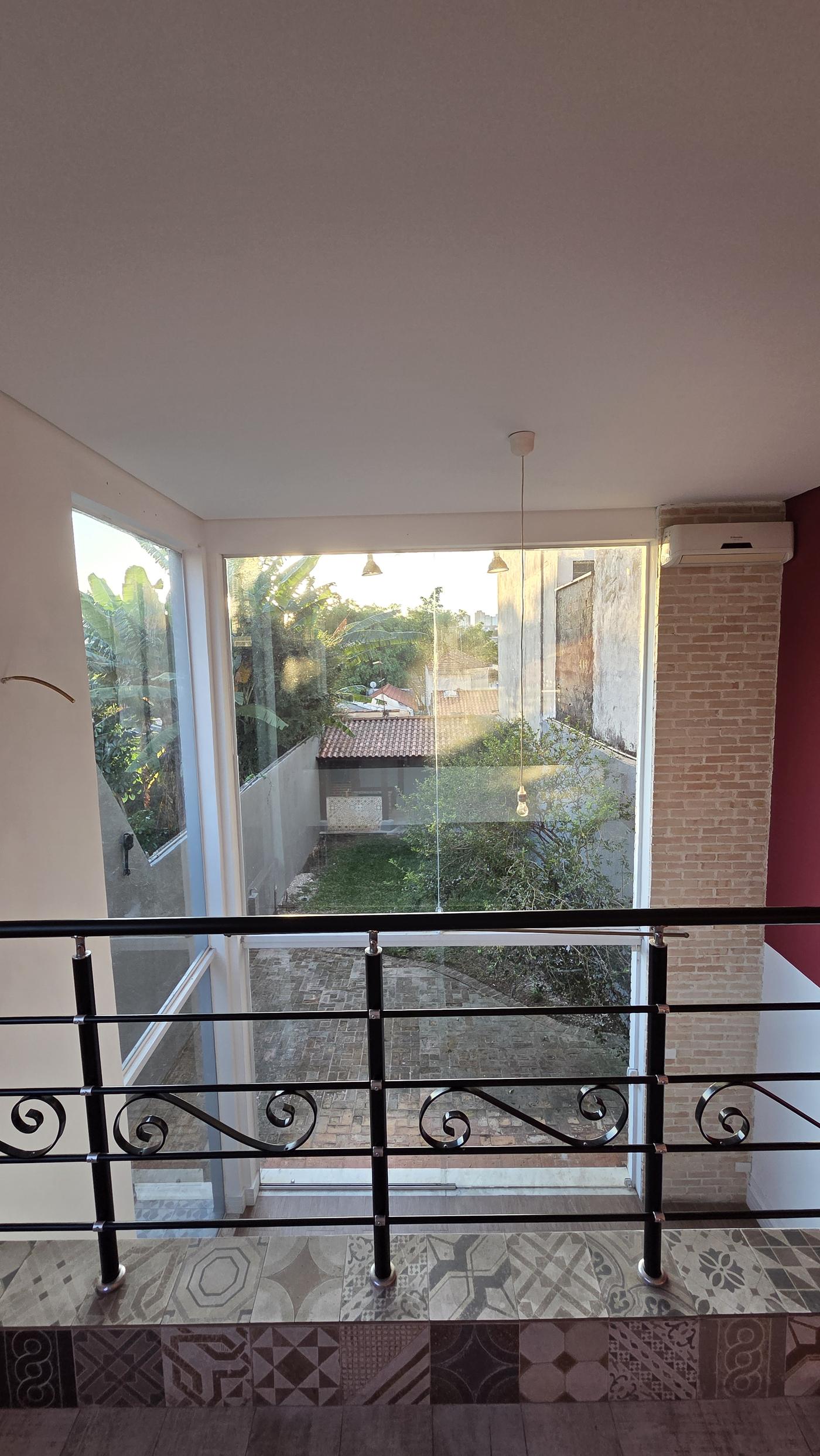 Varanda envidraçada com vista para o quintal — casa à venda no Ipiranga